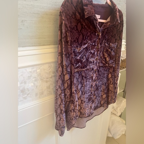 Medium Anthropologie pilcro Hadley velvet button down collar shirt pink print - Picture 4 of 14